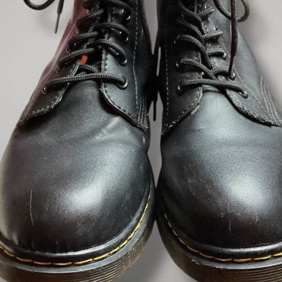 Men's 10.5 DR. MARTENS Smooth Black Leather Lace Up Boots In Excellent Condition - Picture 8 of 14